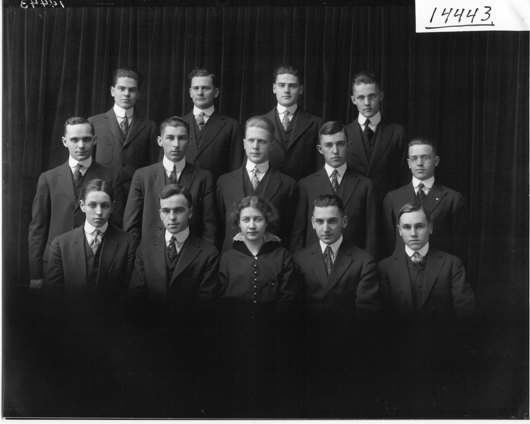 An unidentified group photographed in 1915